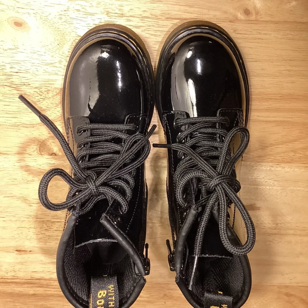 Dr Martens Child Black Patent Leather Lace-Up Boots sz 11 (some marks)